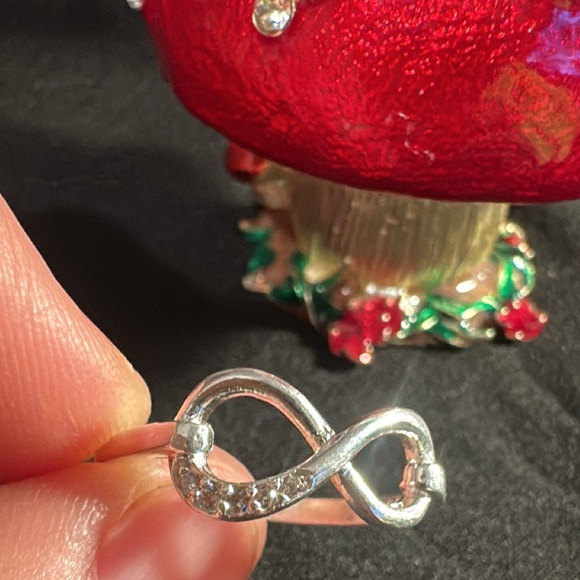 Stylish Silver Infinity Ring - Picture 5 of 6